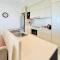 12 Top Floor Esplanade Apartment - 2BR 2Bth Pool Gym WiFi
