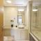Spacious 1 BR in Shoreline Near Palm Mall - 迪拜