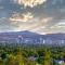 Designer Apt with Jacuzzi, Pool & Mountain Views