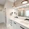 Family Oasis, Heated Pool, FireTable, Sleeps 12 - كيلونا