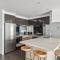 Modern 2BR 2Bath Darling Harbour Views, Pool, Parking, Spa & Gym