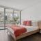 Modern 2BR 2Bath Darling Harbour Views, Pool, Parking, Spa & Gym