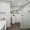 Modern 2BR 2Bath Darling Harbour Views, Pool, Parking, Spa & Gym
