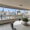 Modern 2BR 2Bath Darling Harbour Views, Pool, Parking, Spa & Gym