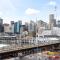 Modern 2BR 2Bath Darling Harbour Views, Pool, Parking, Spa & Gym