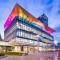 Modern 2BR 2Bath Darling Harbour Views, Pool, Parking, Spa & Gym