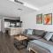 Modern 2BR 2Bath Darling Harbour Views, Pool, Parking, Spa & Gym