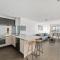Modern 2BR 2Bath Darling Harbour Views, Pool, Parking, Spa & Gym