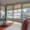 Modern 2BR 2Bath Darling Harbour Views, Pool, Parking, Spa & Gym