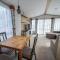 Beautiful Caravan With Decking At Azure Seas In Suffolk, Sleeps 6 Ref 32004Az - Lowestoft