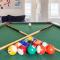 Fun Game Room Steps to Beach 2 Level Lux Condo - هامبتون