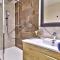LocaLise - A05 - Plain-pied avec petite vue mer donnant sur la piscine et le jardin - Grande salle de bain - Wifi inclus - draps inclus - animaux bienvenus - parking gratuit - Le Guilvinec
