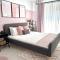 Wanderlust Home Pink, Rasnov Apt for 4, Wifi and Free Parking - 莱斯诺夫