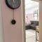 Wanderlust Home Pink, Rasnov Apt for 4, Wifi and Free Parking - 莱斯诺夫