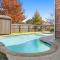 Spacious 5-bedroom villa in welcoming Burleson with WiFi, AC - Берлесон
