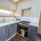 Modern Caravan At Caldecott Hall With Decking In Norfolk, Sleeps 8 Ref 91068C - 大雅茅斯