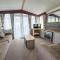 Modern Caravan At Caldecott Hall With Decking In Norfolk, Sleeps 8 Ref 91068C - 大雅茅斯