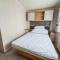Modern Caravan At Caldecott Hall With Decking In Norfolk, Sleeps 8 Ref 91068C - 大雅茅斯