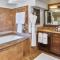 Aspen St, Regis 2 Bedroom Residence - أسبين