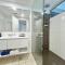 10-A Coral Sea Apartment - 2BR 2Bth Pool Gym WiFi