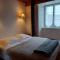 2 hébergements différents un gîte avec 2 chambres et une chambre avec kitchenette