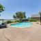 Spacious Palo Pinto Home Private Dock and Pool - Palo Pinto