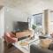 Linea Luxury Living with Indoor Pool and Rooftop Views in The Loop