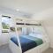 The Coastal Nest - Waitarere Beach Holiday Home - 莱文