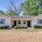 Walk to Eats and Entertainment Home in Brookhaven - بروكهافن