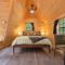 A Serene A-Frame Cabin with Hot Tub - أكسفورد