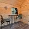 A Serene A-Frame Cabin with Hot Tub - أكسفورد
