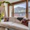 Lovely Aspen Condo with Mountain Views & Hot Tub - أسبين