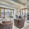 Lovely Aspen Condo with Mountain Views & Hot Tub - أسبين