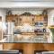Lovely Aspen Condo with Mountain Views & Hot Tub - أسبين