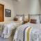 Lovely Aspen Condo with Mountain Views & Hot Tub - أسبين