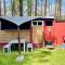 WaldCamp mit einfachen und zweckmässigen Hütten und Caravans Natur Pur