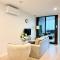 Heart of CBD Stylish 2BR Apt-Quiet-pool-view-BBQ