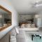 Cozy 2-bd ap near the sea!