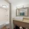 Red Roof Inn PLUS+ & Suites Naples Downtown-5th Ave S