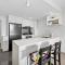 Stylish 1BR - Lv26 with Mountain Views, Pool and Park