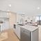 Stylish 2-Bed Apartment with Luxe Amenities Access