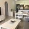 Stylish 1BR Apt With Pool - Near Mall, Restaurants & Shops