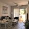 Stylish 1BR Apt With Pool - Near Mall, Restaurants & Shops