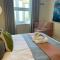 Just B -Town Centre, 2 x Double bedroom Garden Apartment - 55" Smart TV, full kitchen, Nkuku furnishing, great shower! St Elmo Cottage