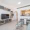 Modern 1-Bed with Scenic Golf Course View