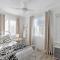 Spacious Coastal Retreat Sleeps 10 PacMan Fireplace 5Mins Beach