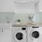 Spacious Coastal Retreat Sleeps 10 PacMan Fireplace 5Mins Beach