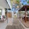 Spacious Coastal Retreat Sleeps 10 PacMan Fireplace 5Mins Beach