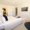 Penthouse - Luxury 2 Storey -3 Bedroom Sky home!