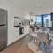 Lvl 42 2B1B Apartment with City Views - Central CBD Location